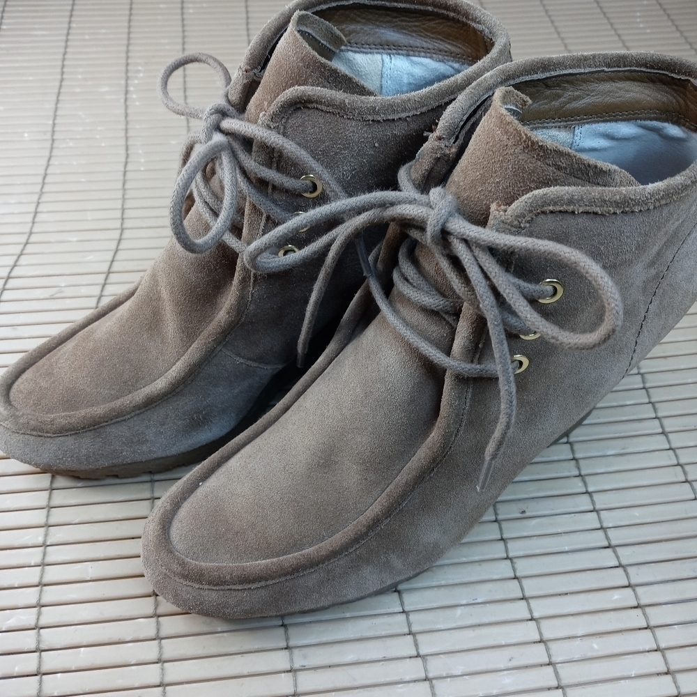 Michael Kors women's sz 10M. 4" wedge heel ankle boots. Brown leather lace. Grea